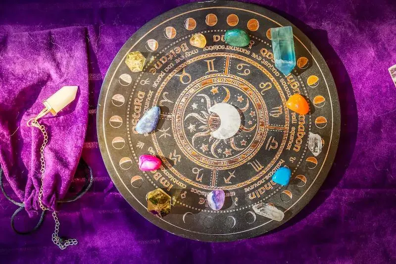 Astrologia a wiara: Co na ten temat mówi Kościół katolicki?