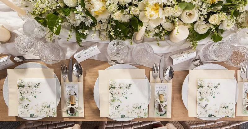 Cudowne dekoracje weselne, które oczarują Twoich gości – kluczowe cechy, o których warto pamiętać