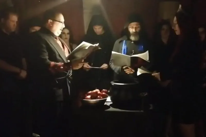 Czarna msza – odkryj mroczne rytuały i ich fascynujące znaczenie