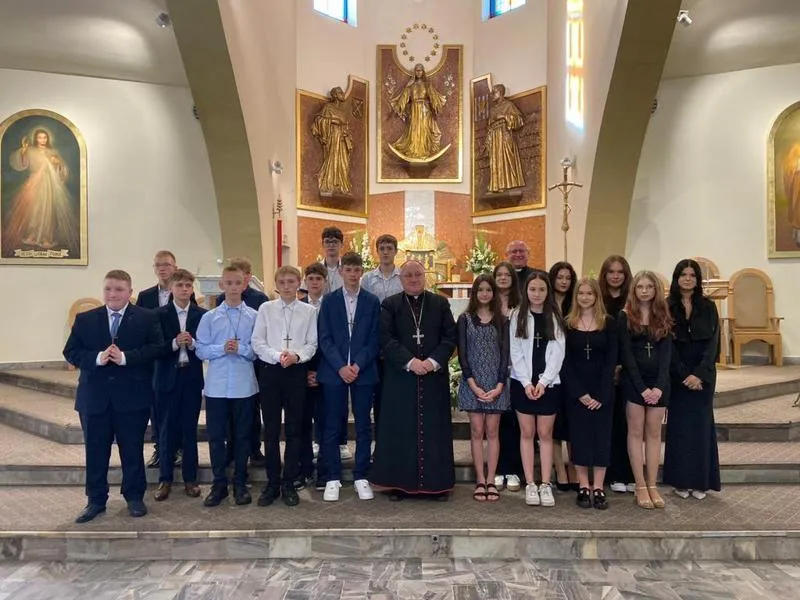 Czy biskup rzeczywiście pobiera opłaty za bierzmowanie? Odkryj koszty i zasady sakramentu