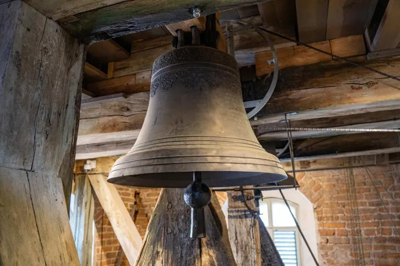 Dzwony o 21: Co Kryje się za Tradycją i Symboliką Kościelnego Dźwięku?