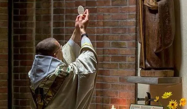 Ewolucja Mszy w języku polskim: Kluczowe zmiany w liturgii i ich znaczenie