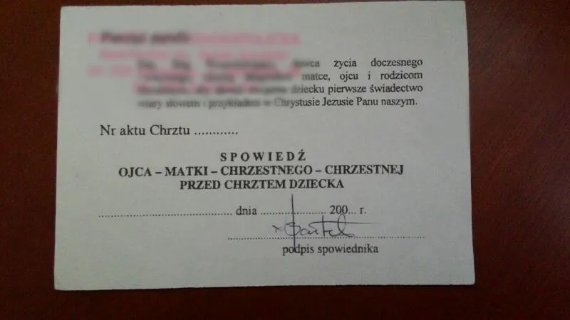 Kiedy i jak przekazać kartkę do spowiedzi przed chrztem, by uniknąć problemów?