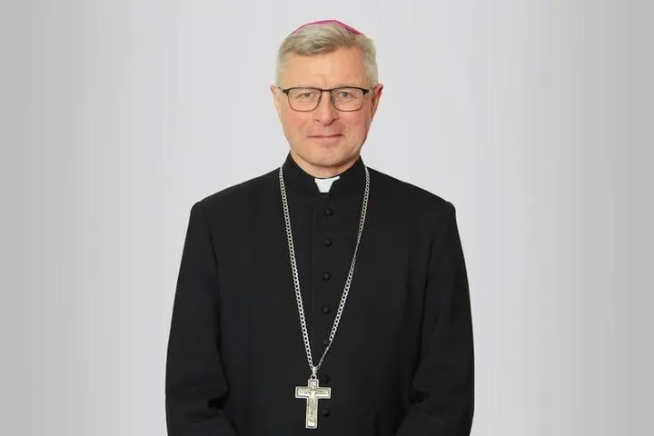 Kto udziela bierzmowania? Zrozumienie roli biskupa i kapłana w sakramencie