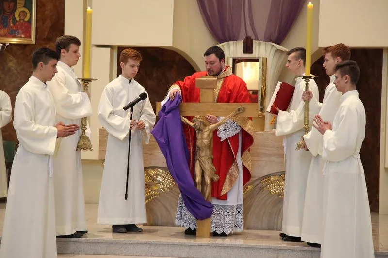 Adoracja Krzyża w Wielki Piątek