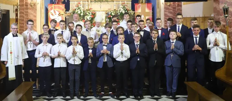 Elegancki strój na bierzmowanie