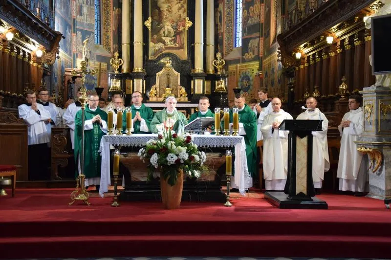 Kiedy wstawać na mszy