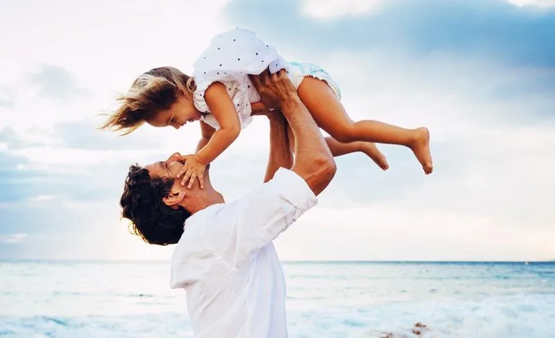 Ojciec prowadzi córkę do ołtarza