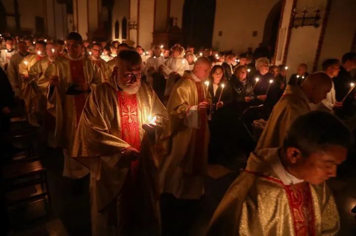 Wieczorna msza w Wielką Sobotę